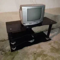 میز تلویزیون با تلویزیون