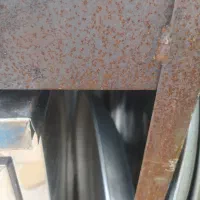 راننده و نیروی کار در انبار آهن فروشی رامسر