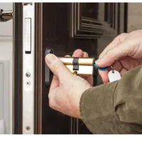 باز کردن درب کلیدسازی و قفل سازی شبانه روزی سیار|خدمات پیشه و مهارت|قم, زنبیل آباد|دیوار