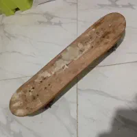 کفش است و اسکیت برد و اسکوتر