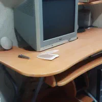 میز کامپیوتر و خود کامپیوتر با لوازم