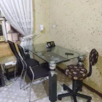 یک عدد میز ۶ نفره و دکوری