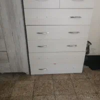 یه عدد 5کشابه کاملا تمیز و یک عدد کمد سرپایی