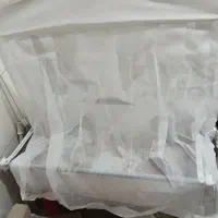تخت کنار مادر.