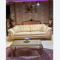 فروشنده خانم نمایشگاه مبلمان