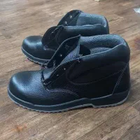 لباس ، دستکش و کفش مخصوص کار