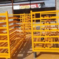 تعدادی گاری صنعتی خیلی بزرگ