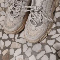 ۳ جفت کفش|کیف، کفش، کمربند|باغستان, |دیوار