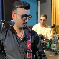 نوازنده گیتار و خواننده(گروه موزیک زنده)