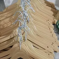 تعدادی چوب لباسی