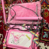 تاب کودک‌و هشت عدد اسباب بازی