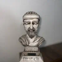 مجسمه کوروش کبیر