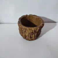 گلدان پلی استر و سنگی و ترکیبِ رزین و سیمان