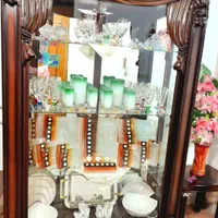 ویترین کاملا سالم وبزرگ جنس چوب وقابل رنگ