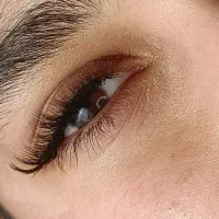 نیازمند مدل مژه و ناخن