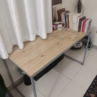 میز تحریر و کامپیوتر