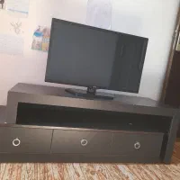 تلوزیون به همراه میزش