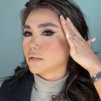 مدل میکاپ برای تکمیل البوم پیج