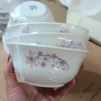 کاسه آبگوشت نو هنوز از بسته بندی باز نشده آک