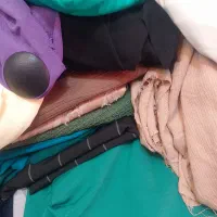 کارگر برای بساط  کردن پارچه های مغازع