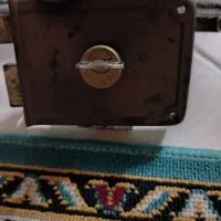 یک عدد قفل درب با کلید