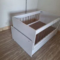 تخت گهواره ای و جالباسی بچه