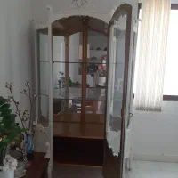 ویترین با کلی ظروف