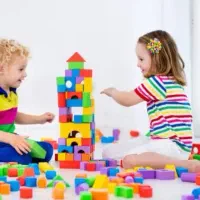 نگهداری کودکان خود را ب ما بسپارید