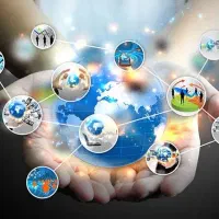 خانم آشنا به فضای مجازی در دفتر پیشخوان