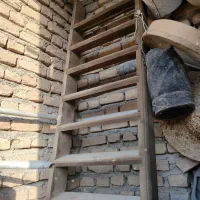 نردبان چوبی ضخیم کم کار