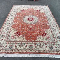 فرش ماشینی ۹ متر ۷۰۰ شانه رنگ پیازی در حد نو|فرش|تبریز, |دیوار