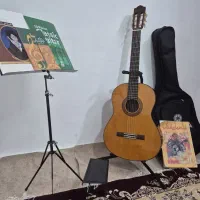 گیتار یاماها c70با وسایل وکتاب