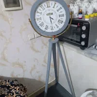 یک عدد ساعت ایستاده نو سالم سالم هستش