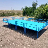 تخت و درب حیاط
