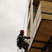 کار در ارتفاع با طناب(پیچ و رولپلاک نمای ساختمان)