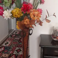 میز آباژور و گلدان کنار سالنی