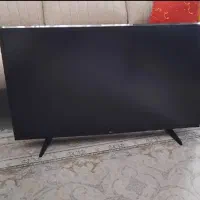 تلوزیون ال جی ۴۳ با میز شیشه ای و محافظ صفحه