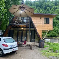 کلبه جنگلی کنار رودخونه ارتفاعات