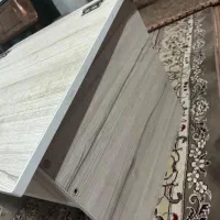میز تحریر نشسته