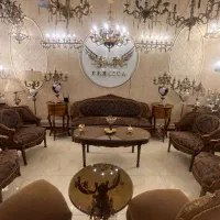 آبدارچی در شرکت لوستر سازی