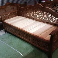 یک تولیدی بزرگ تخت سنتی