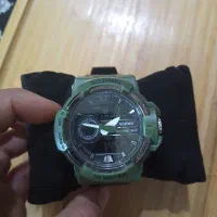 ساعت رنگ سبز برای فروش مارک|ساعت|کنار تخته و کمار, |دیوار