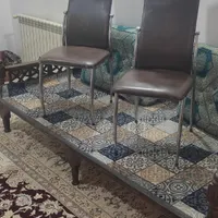تخت سنتی و یک جفت صندلی فلزی