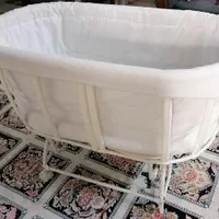 تخت کنار مادر