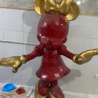 مجسمه میکی موس نو هستش رنگ خاص پایینه کاری