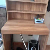 کتابخانه و میز کامپیوتر