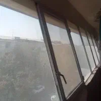 شیشه بالکن و آهن و دوتا پنجره