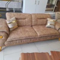 یک فروشنده آقا سن از ۲۰تا۳۰