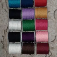 فروش نخ‌های دستبندی با رنگ‌های مختلف