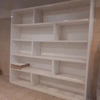 قفسه کتاب و ویترین و میز